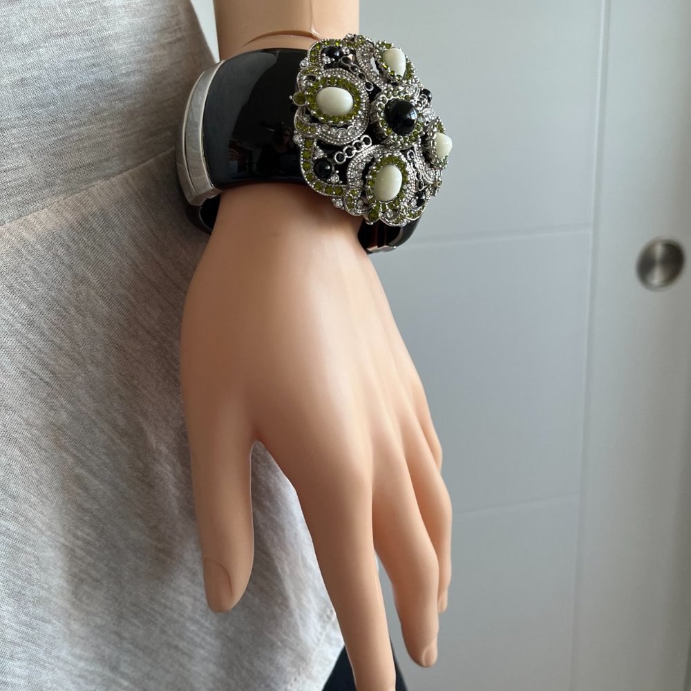 Cuff - Picture 4 of 16